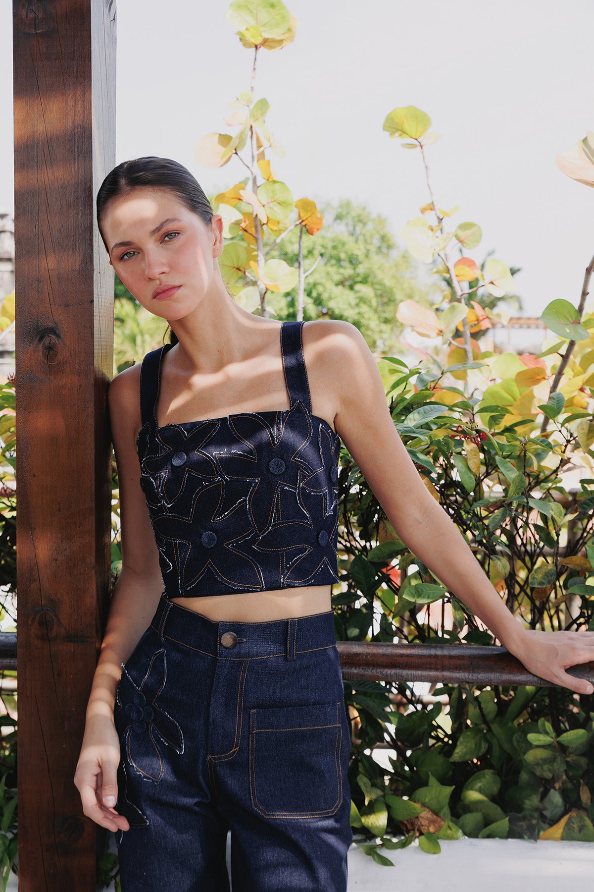 TOP DENIM FLORES BORDADAS