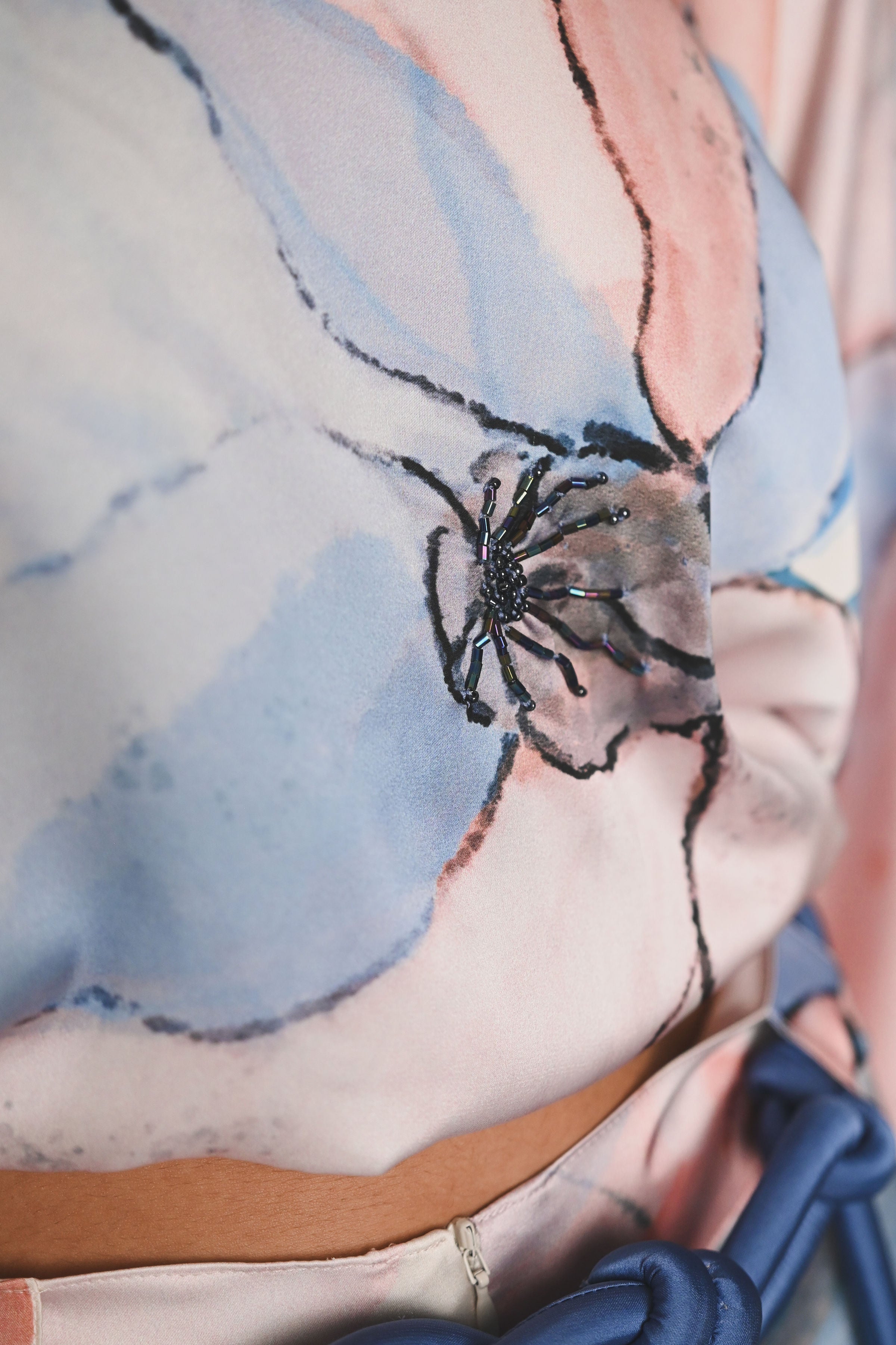 BLUSA SEDA ESTAMPADA CON MANGAS